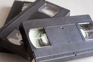 Máte na starých VHSkách rodinná videa? Nechte si je digitalizovat, cena je vzhledem k hodnotě příznivá